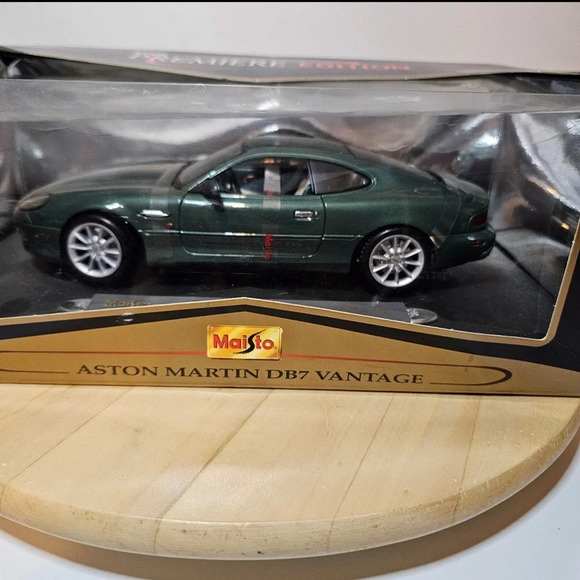 Maisto Aston Martin DB7 Vantage Premiere Edition 1:18 Scale New W/Damaged Boxed - Picture 2 of 10
